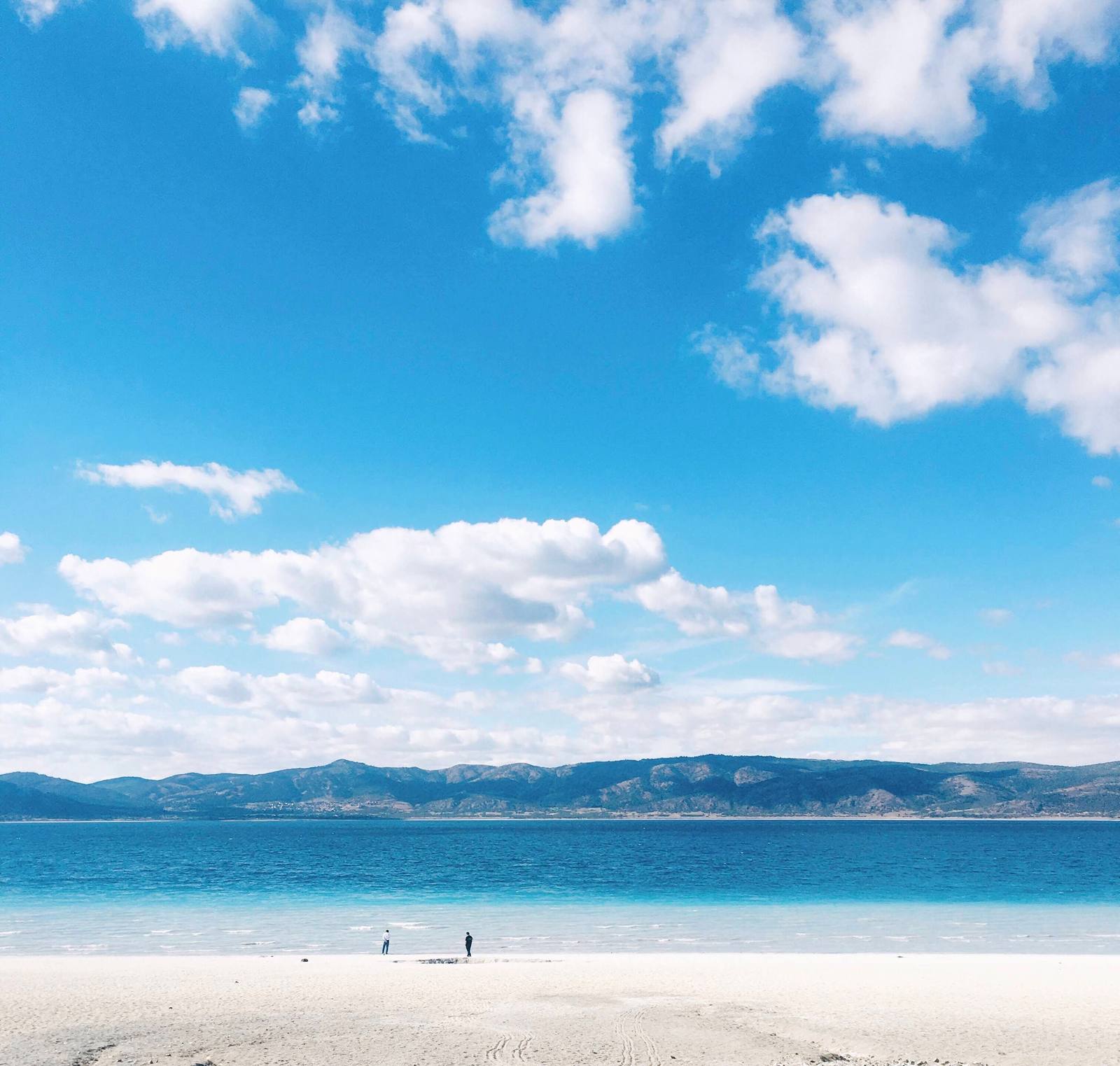 White mineral shore and turquoise shallow water at Salda Lake
